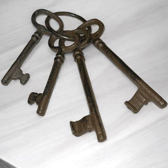 Antique Look Large Display Metal Keys on a Ring Distressed Rustic Decor Boho - Picture 1 of 3
